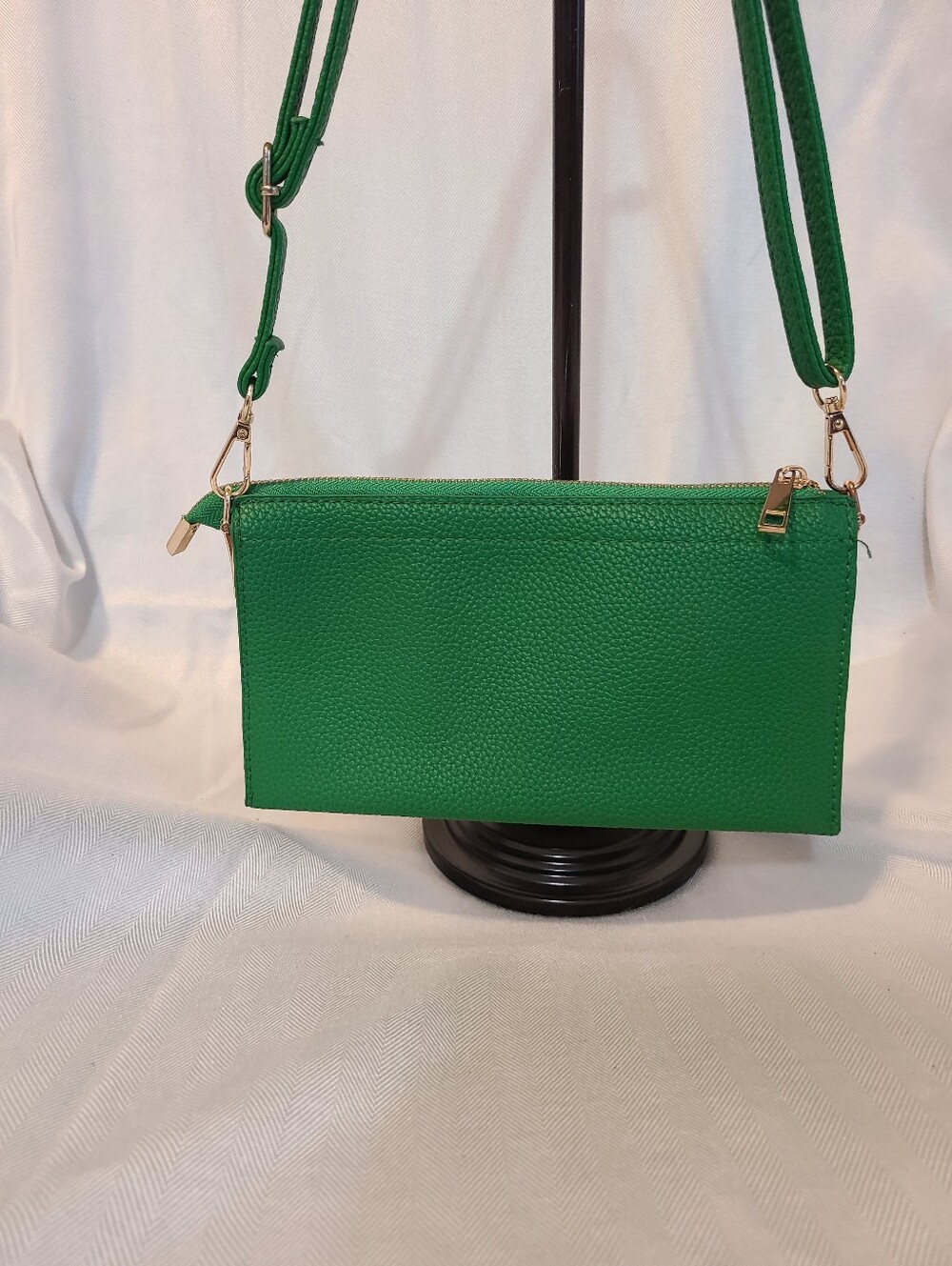 Kelly Green Women's Crossbody Bag - Classic Pebbled Design